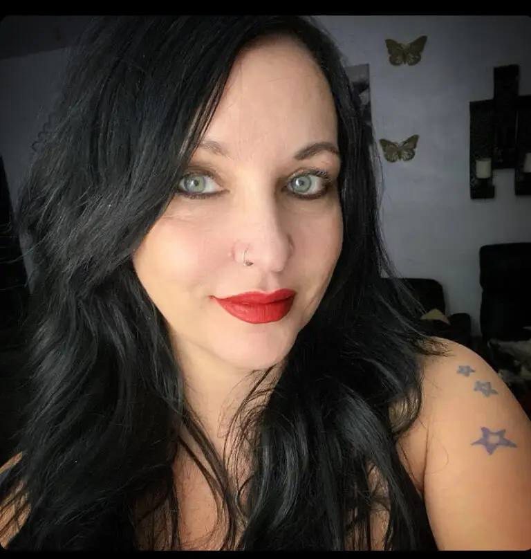 Stephanie artist headshot